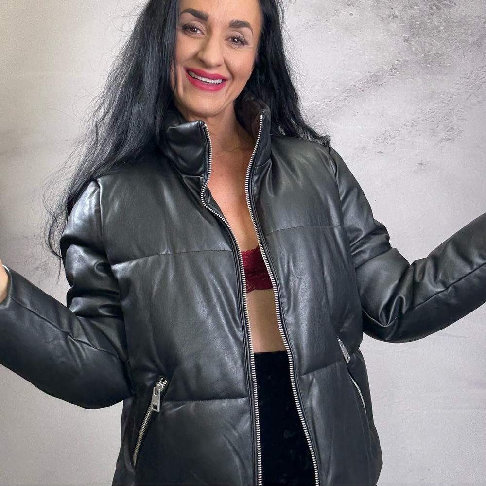 Levi's Black Puffer Jacket with Oversized Fit and Ribbed Cuffs